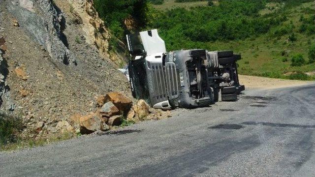 Yardım Kömürünü Taşıyan Tır Devrildi: 1 Yaralı