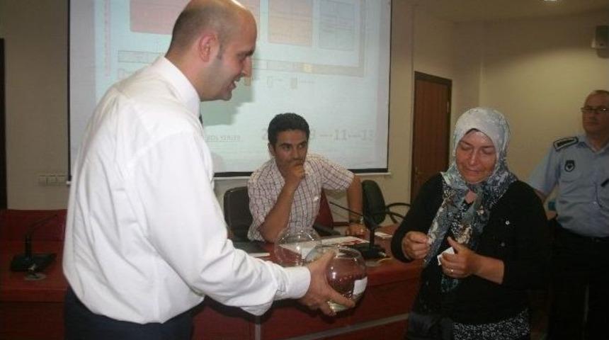 Pazaryerinde Boş Tezgah Yerleri İ&ccedil;in Kura &Ccedil;ekimi Yapıldı