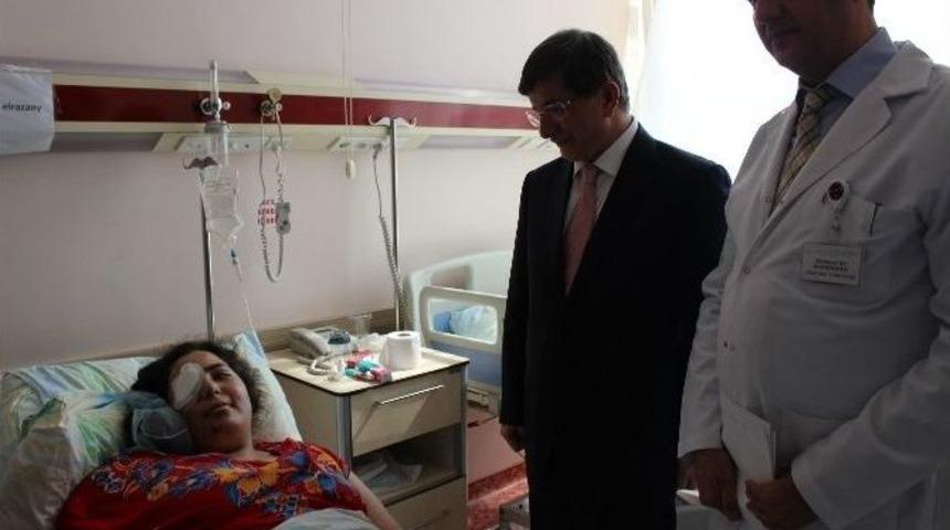 Bakan Davutoğlu, Gazzeli Hastaları Ziyaret Etti