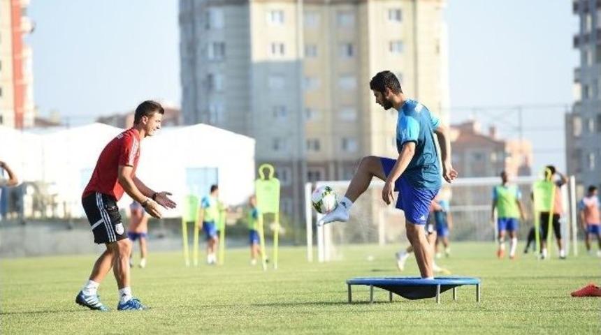 İstanbul Başakşehir, S&uuml;leyman Seba İ&ccedil;in Saygı Duruşunda Bulundu