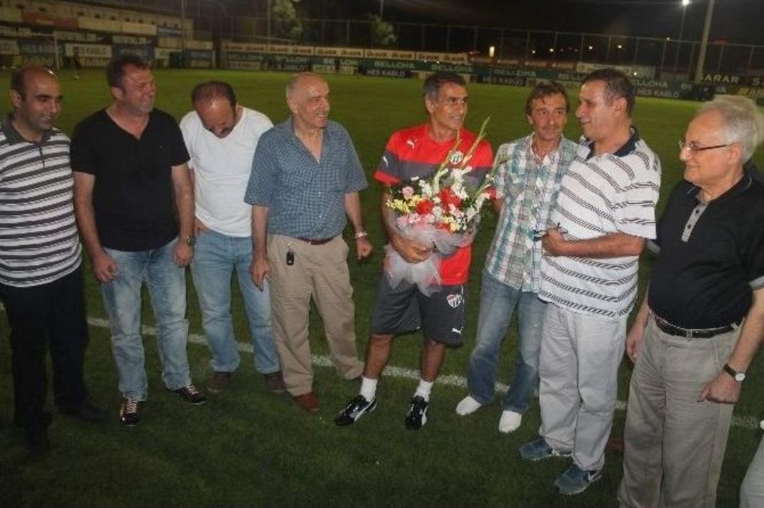 Mahalle Arkadaşları Şenol G&uuml;neş &Ccedil;i&ccedil;ek Verdi