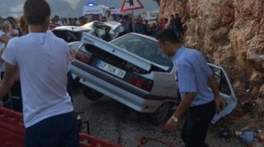 Antalya&rsquo;da İki Otomobil Kafa Kafaya &Ccedil;arpıştı : 3 &Ouml;l&uuml;, 4 Yaralı