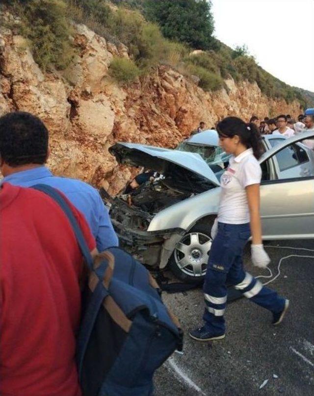 Antalya’da İki Otomobil Kafa Kafaya Çarpıştı : 3 Ölü, 4 Yaralı