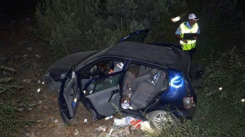 Kontrolden &Ccedil;ıkan Otomobil Şarampole U&ccedil;tu: 1 &Ouml;l&uuml;, 1 Yaralı