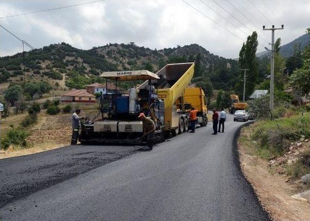 Korkuteli’nde Mahalle Bazında İlk Sıcak Asfalt Çalışması Başladı