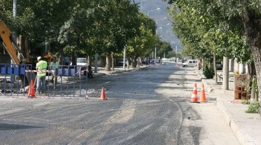 Belediye Ekipleri Gece G&uuml;nd&uuml;z &Ccedil;alışıyor