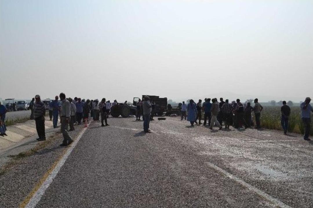 Kamyonet Tarım İş&ccedil;ilerini Taşıyan Trakt&ouml;re &Ccedil;arptı: 3 &Ouml;l&uuml; 6 Yaralı...(2)