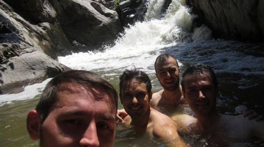 Sıcaktan Bunalan Gen&ccedil;ler, Buz Gibi Akan Derelere Akın Etti