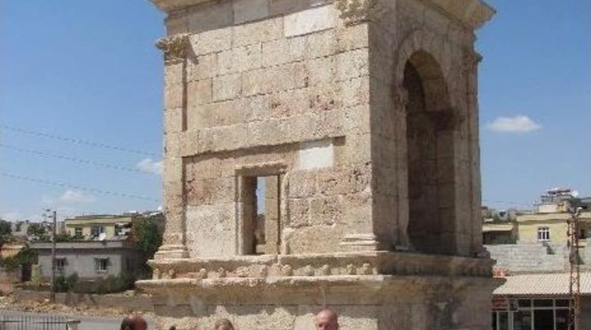 Alman Turistler Anıt Mezarlara Hayran Kaldı