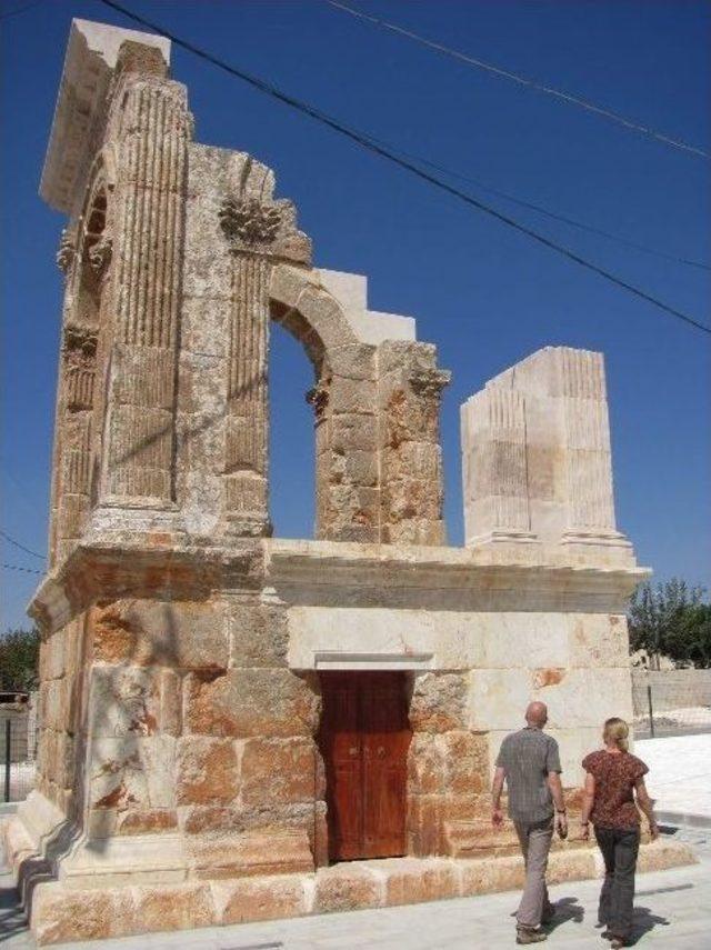 Alman Turistler Anıt Mezarlara Hayran Kaldı