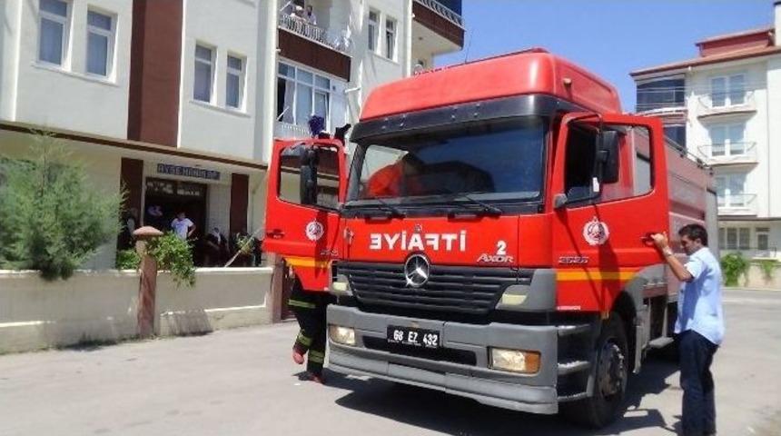 Aksaray&rsquo;da Apartmanda Yangın Paniği