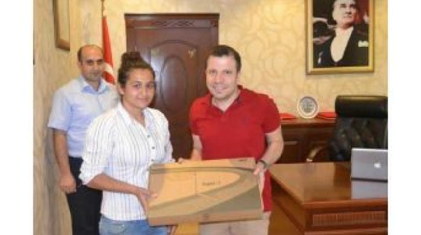 Kaymakam Arık Engelli &Ouml;ğrenciye Bilgisayar Hediye Etti