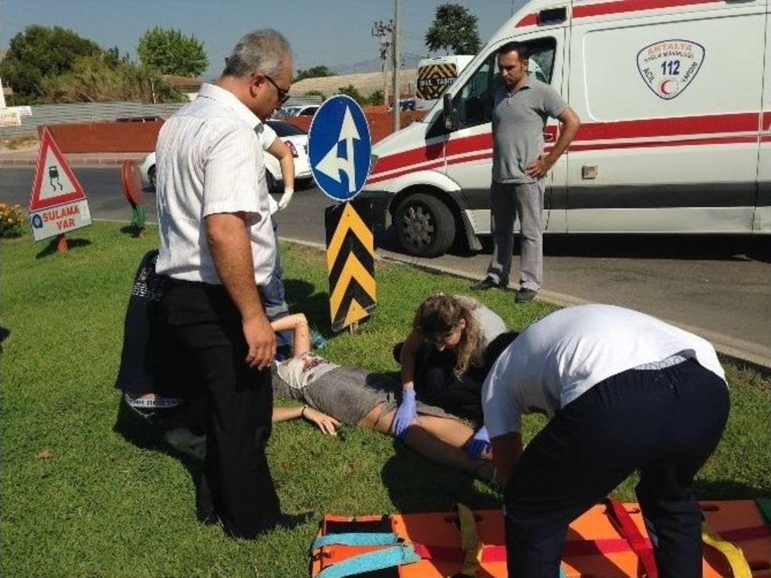 Ters Y&ouml;ne Giren Kamyonet Tatilcilere &Ccedil;arptı