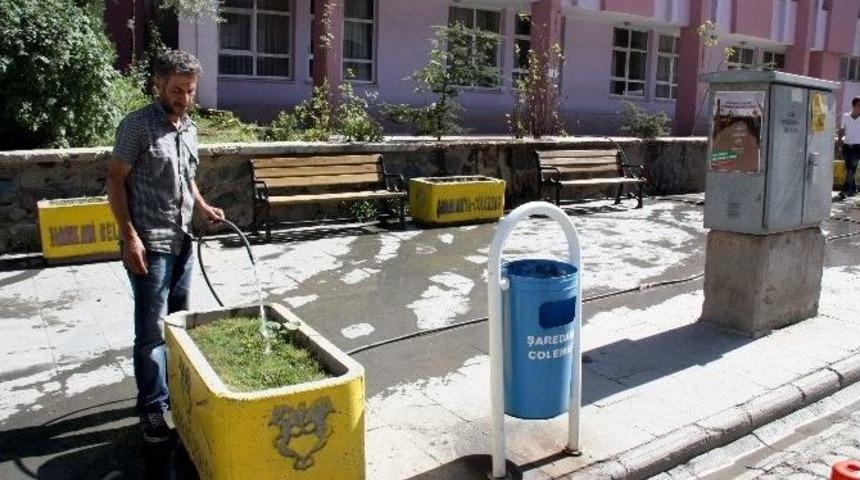 &Ccedil;arşı Merkezi &Ccedil;&ouml;p Sepeti Ve Oturma Bankları İle Donatıldı