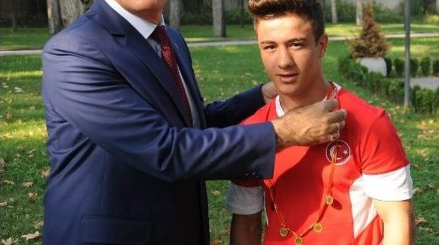 Altepe&rsquo;den Şampiyon G&uuml;reş&ccedil;ilere Altın &Ouml;d&uuml;l&uuml;