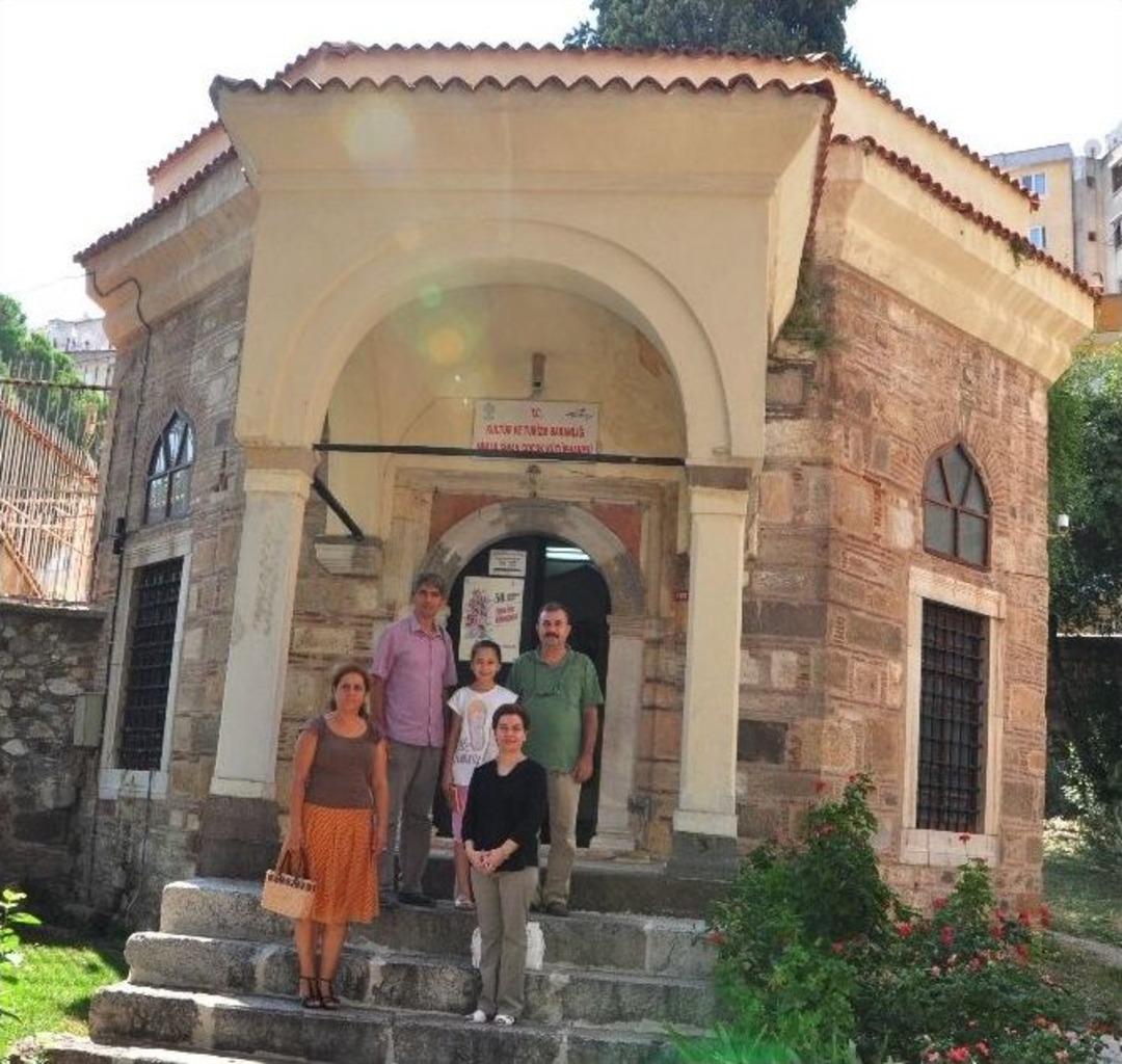 208 Yıllık K&uuml;t&uuml;phanenin Tarihi Dokusunda Kitap Okuyorlar