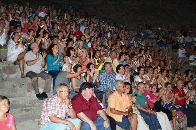 Ayvalık’tan Nükhet Duru Ve Timur Selçuk Geçti