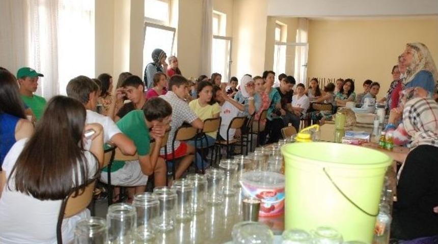 &Ccedil;erkez &Ouml;ğrenciler Turşu Yapmayı &Ouml;ğrendi