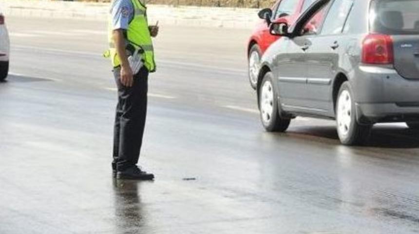 Afyonkarahisar&rsquo;da Yola D&ouml;k&uuml;len Yağ S&uuml;r&uuml;c&uuml;lere Zor Anlar Yaşattı