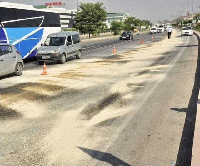 Afyonkarahisar’da Yola Dökülen Yağ Sürücülere Zor Anlar Yaşattı