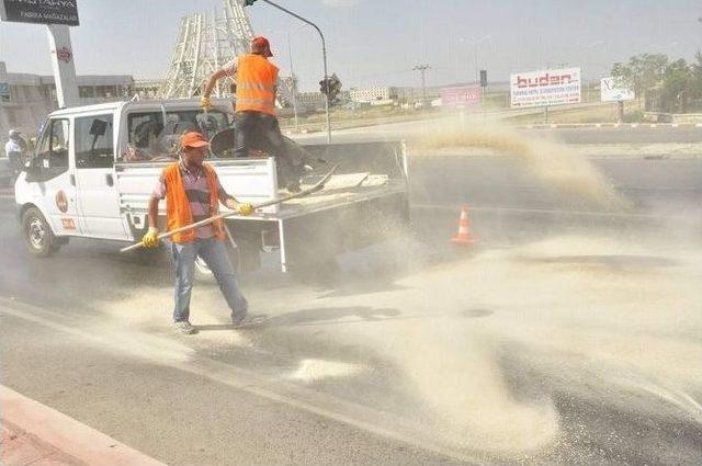 Afyonkarahisar’da Yola Dökülen Yağ Sürücülere Zor Anlar Yaşattı