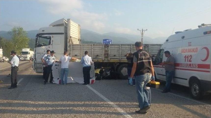 Yeni Aldığı S&uuml;rat Motoruyla Kamyonun Altına Girdi