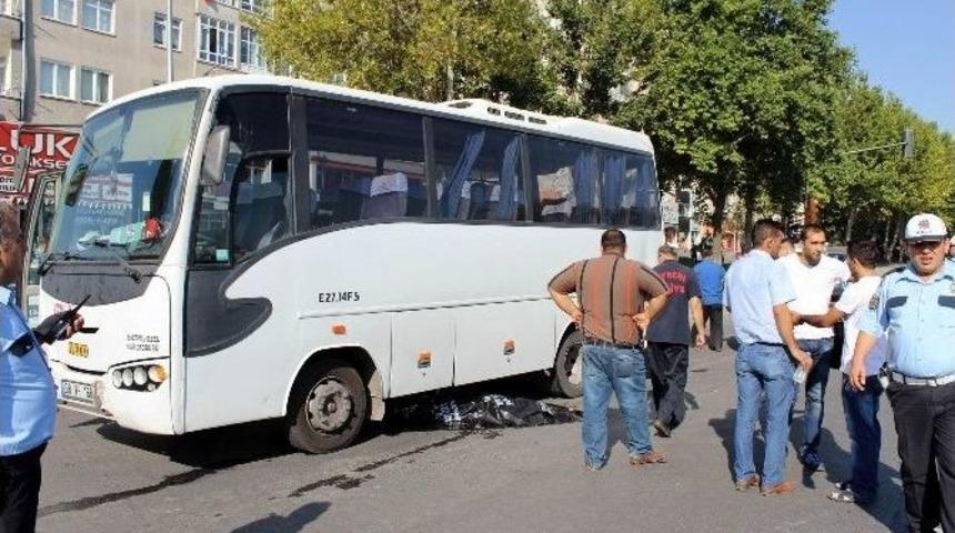 Yolcu Taşıyan Servisler &Ccedil;arpıştı: 1 &Ouml;l&uuml;, 7 Yaralı