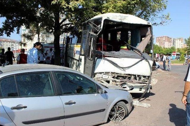 Yolcu Taşıyan Servisler Çarpıştı: 1 Ölü, 7 Yaralı