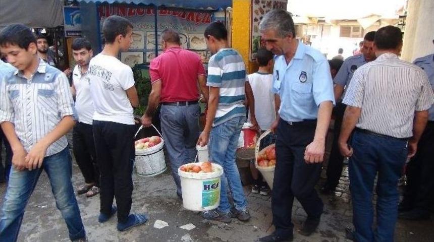 Silvan Belediyesi Kaldırımları Boşaltıyor