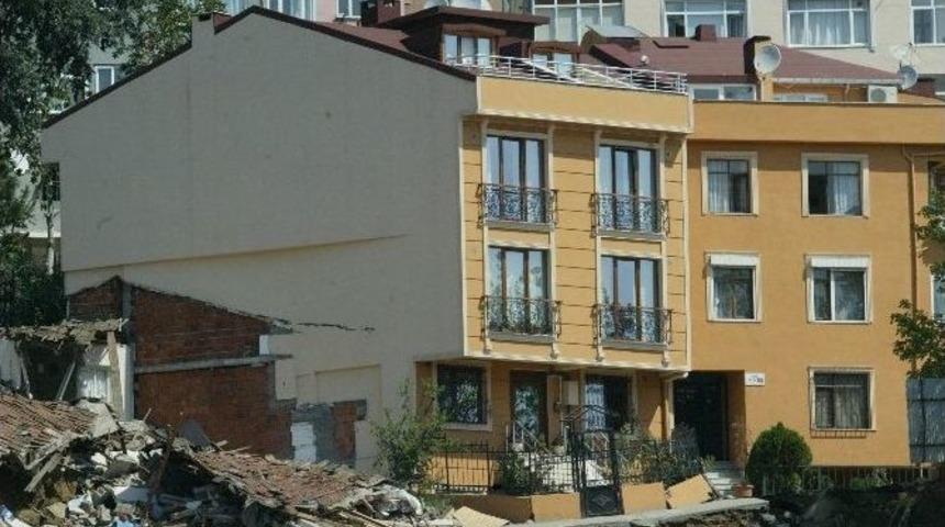 Üsküdar’da Göçüğün Yaşandığı Caddede Tedbirler Sürüyor