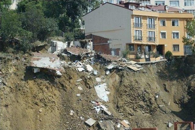 Üsküdar’da Göçüğün Yaşandığı Caddede Tedbirler Sürüyor