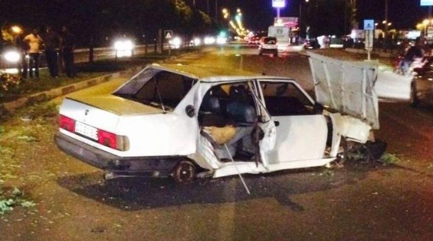 &Ouml;nce Karşı Şeride Ge&ccedil;ti, Sonra Direğe &Ccedil;arptı