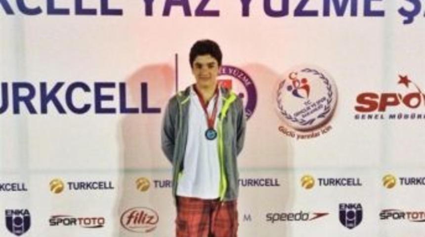 T&uuml;rkiye Şampiyonu Yiğit Rekoru 1 Salise İle Ka&ccedil;ırdı