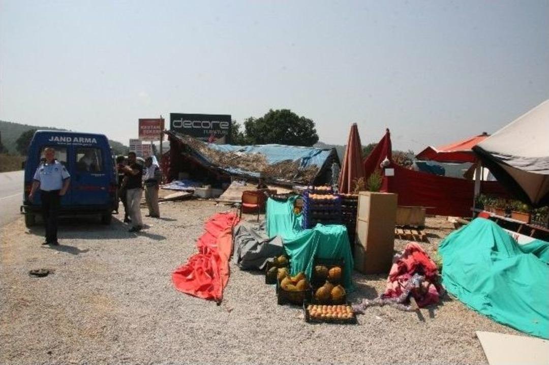 (&ouml;zel Haber) Meyve Sergileri Yıkılan K&ouml;yl&uuml;ler Şeftalileri Yola D&ouml;kt&uuml;