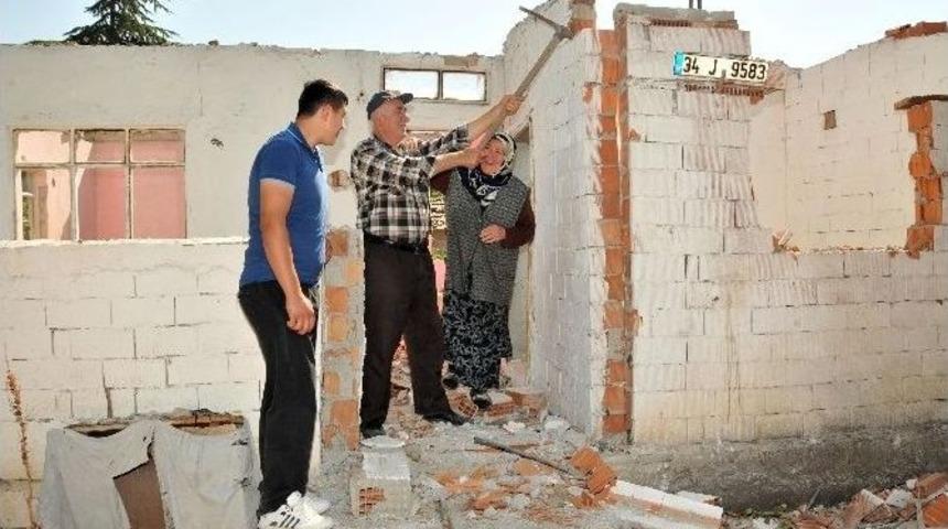 Kentsel D&ouml;n&uuml;ş&uuml;m İ&ccedil;in Gecekondusunu Kendi Eliyle Yıktı