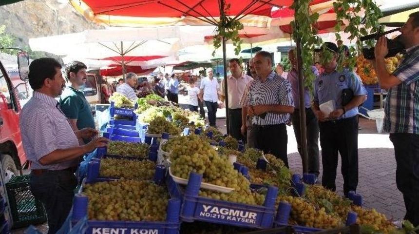 Başkan Esat &Ouml;zt&uuml;rk Yahyalı Semt Pazarında İncelemeler Yaptı