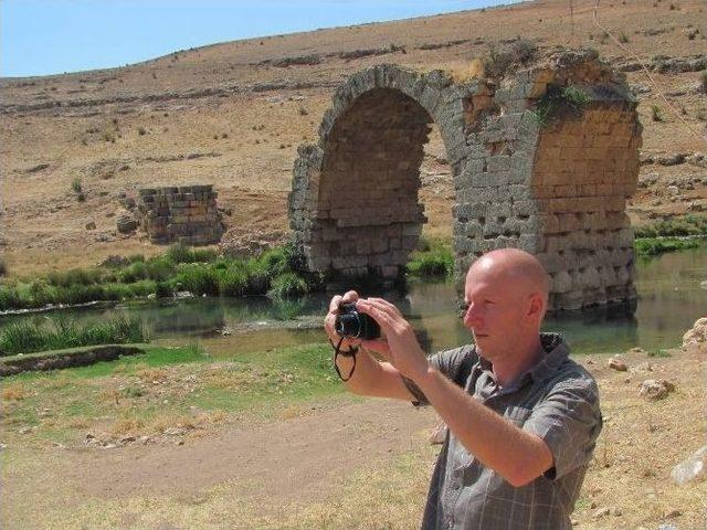 Alman Turistler Tarihi Septimus Severus Köprüsüne Hayran Oldu