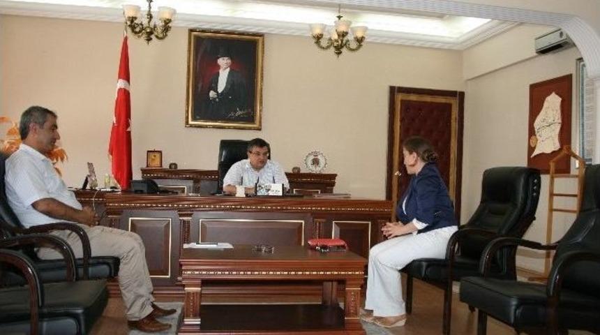 Buz Federasyon Başkanı Kaymakam Ali Ada&rsquo;yı Makamında Ziyaret Etti