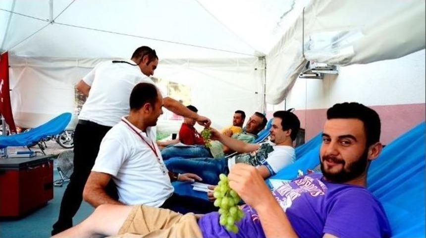 &Uuml;z&uuml;m &Uuml;reticilerine &Uuml;z&uuml;m İkram Ettiler