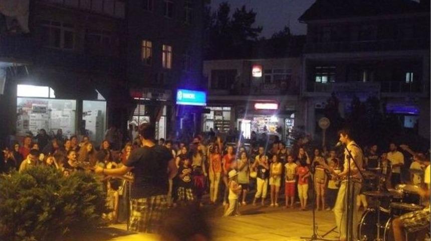 Ulus&rsquo;ta Halk Konseri D&uuml;zenlendi