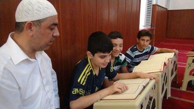 Kızıltepe’deki Camilerde Öğrencilere Uygulamalı Namaz Eğitimi