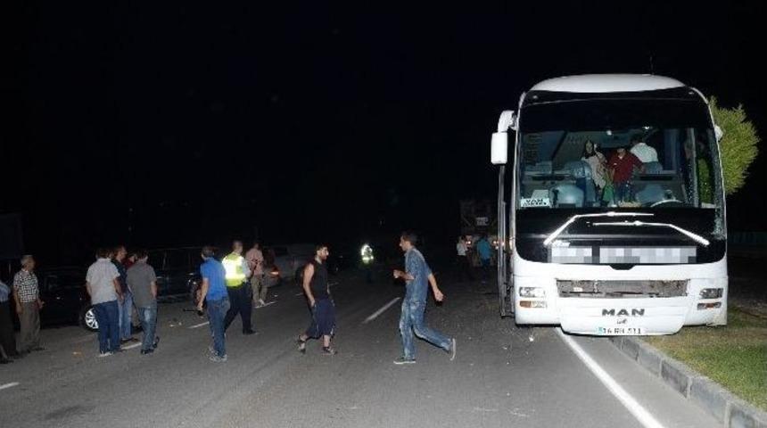 Kontrolden &Ccedil;ıkan Otob&uuml;s Aydınlatma Direğine &Ccedil;arptı