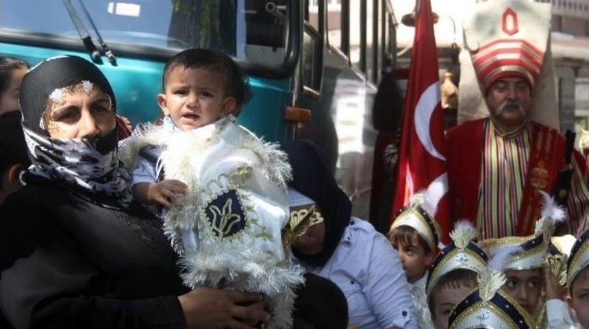 Cami Derneği Y&uuml;z &Ccedil;ocuğu S&uuml;nnet Ettirdi
