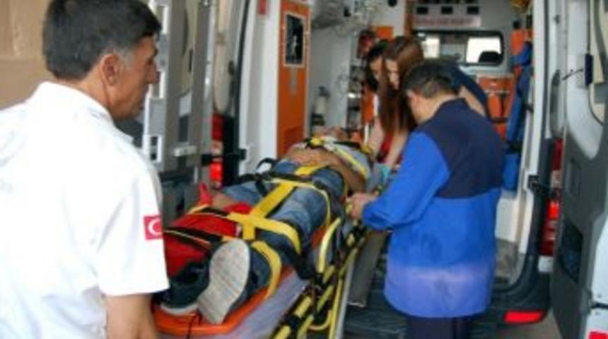 Otomobil Motosiklete &Ccedil;arptı: 2 Yaralı