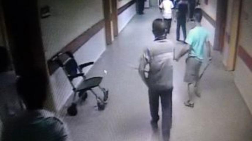 Batman&rsquo;da Hastane Acil Servisini Sopalarla Bastılar