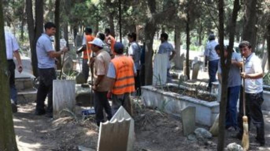 Karacabey&rsquo;de Mezarlıklara Bakım