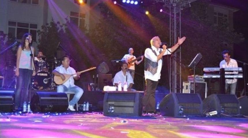 Ay&ccedil;i&ccedil;eği Festivalinde Edip Akbayram R&uuml;zgarı