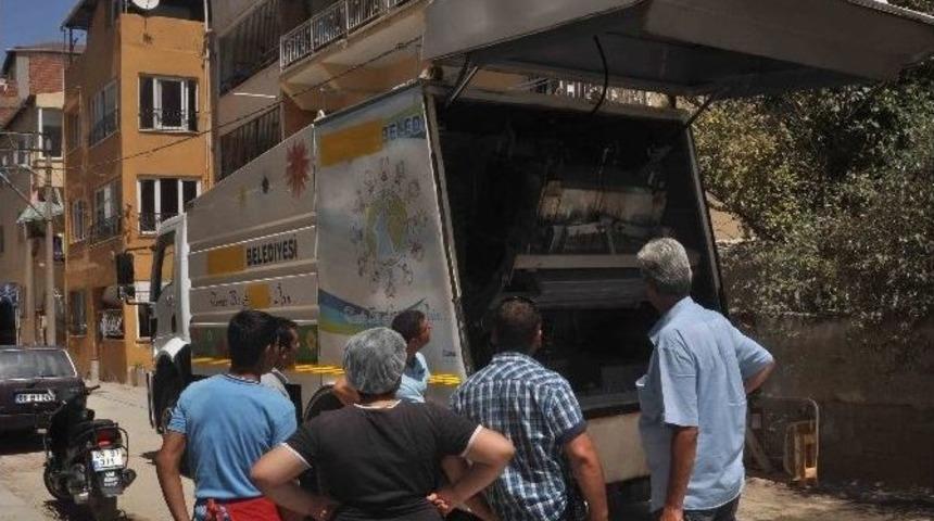 Kuşadası’nda Çöp Konteynirları Dezenfekte Ediliyor