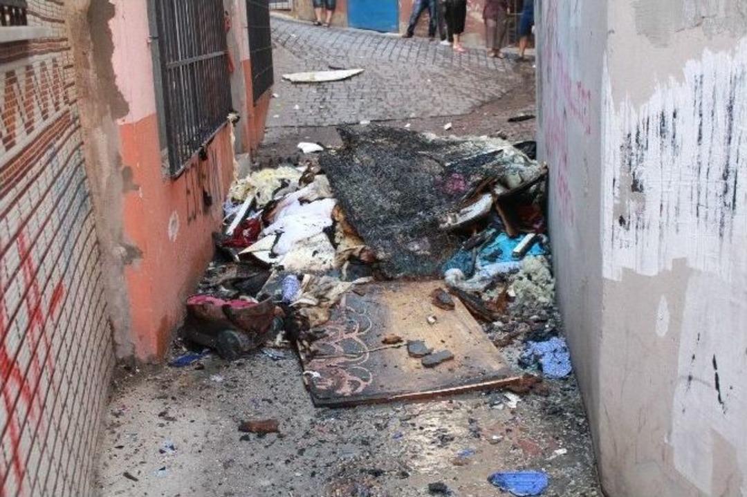 Beyoğlu&rsquo;ndaki Yangın Mahalleliyi Ayağa Kaldırdı