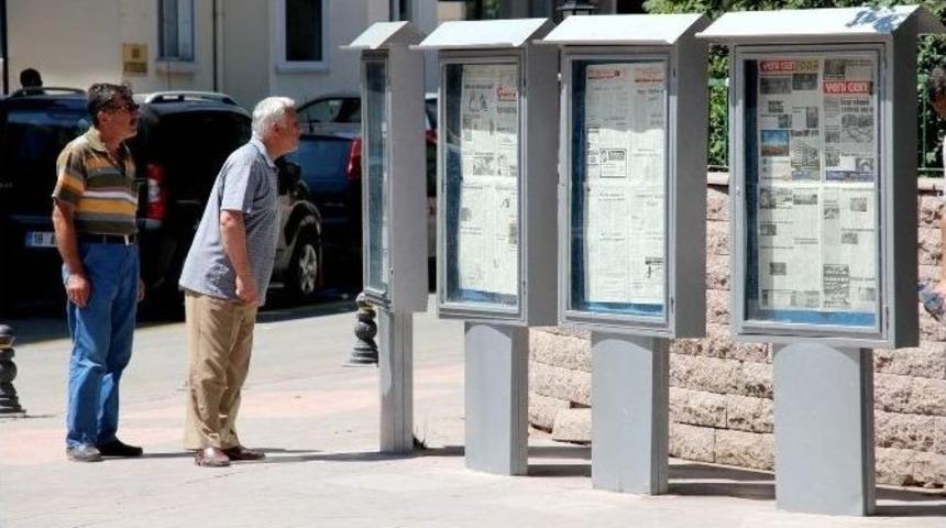 (&ouml;zel Haber) 28 Yıldır Gazeteleri Panolardan Okuyorlar